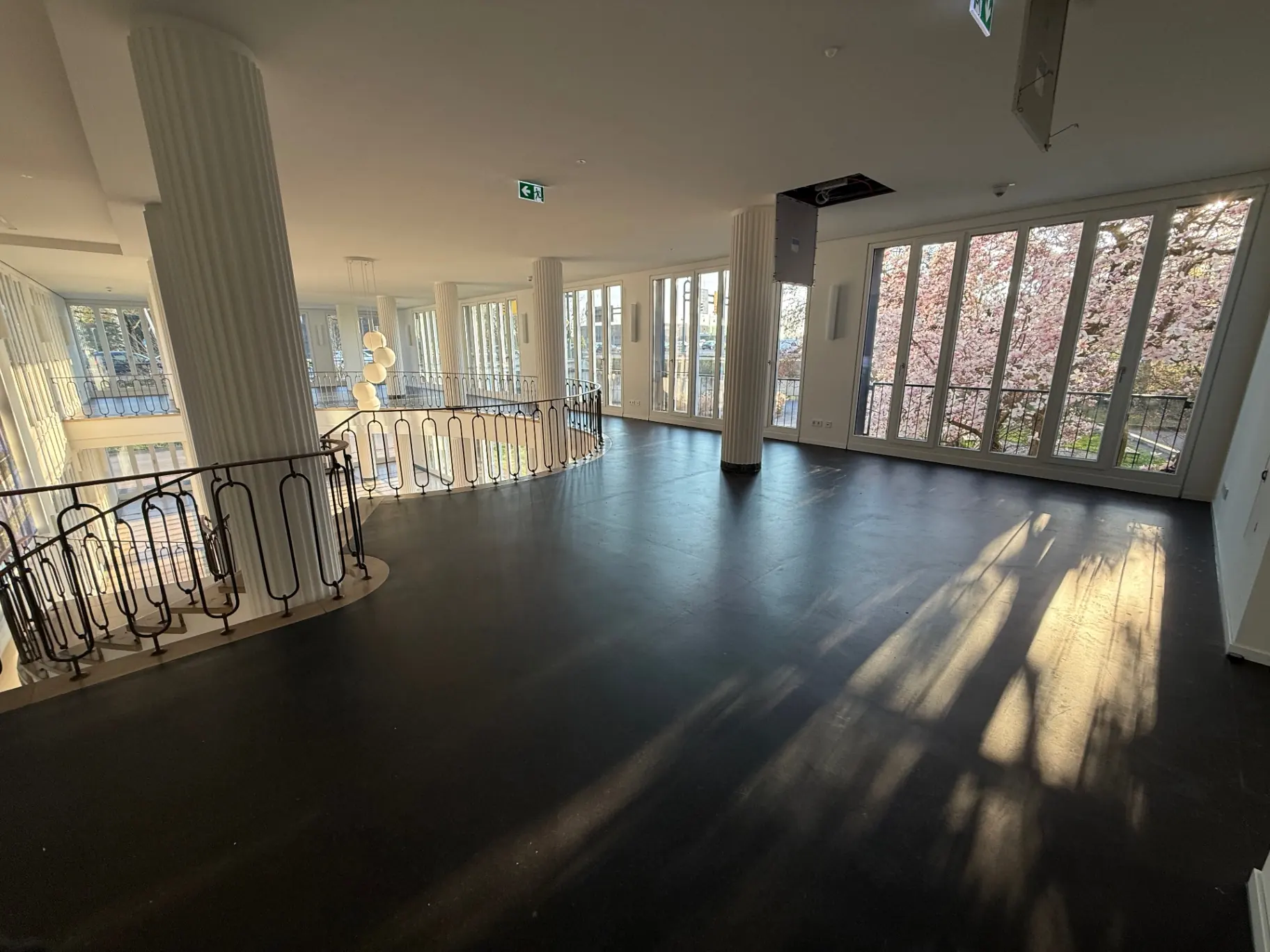 Obere Ebene mit Galerie, Cateringbereich und Blick in den Luftraum