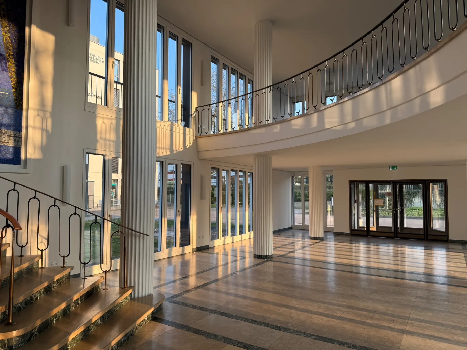 Weitläufiges Atrium als Showroom mit freier Präsentationsfläche